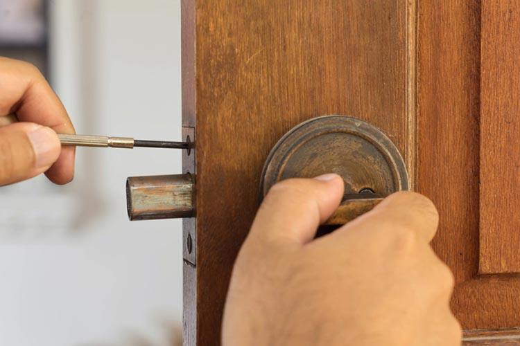 replacing old lock in ottawa locksmith